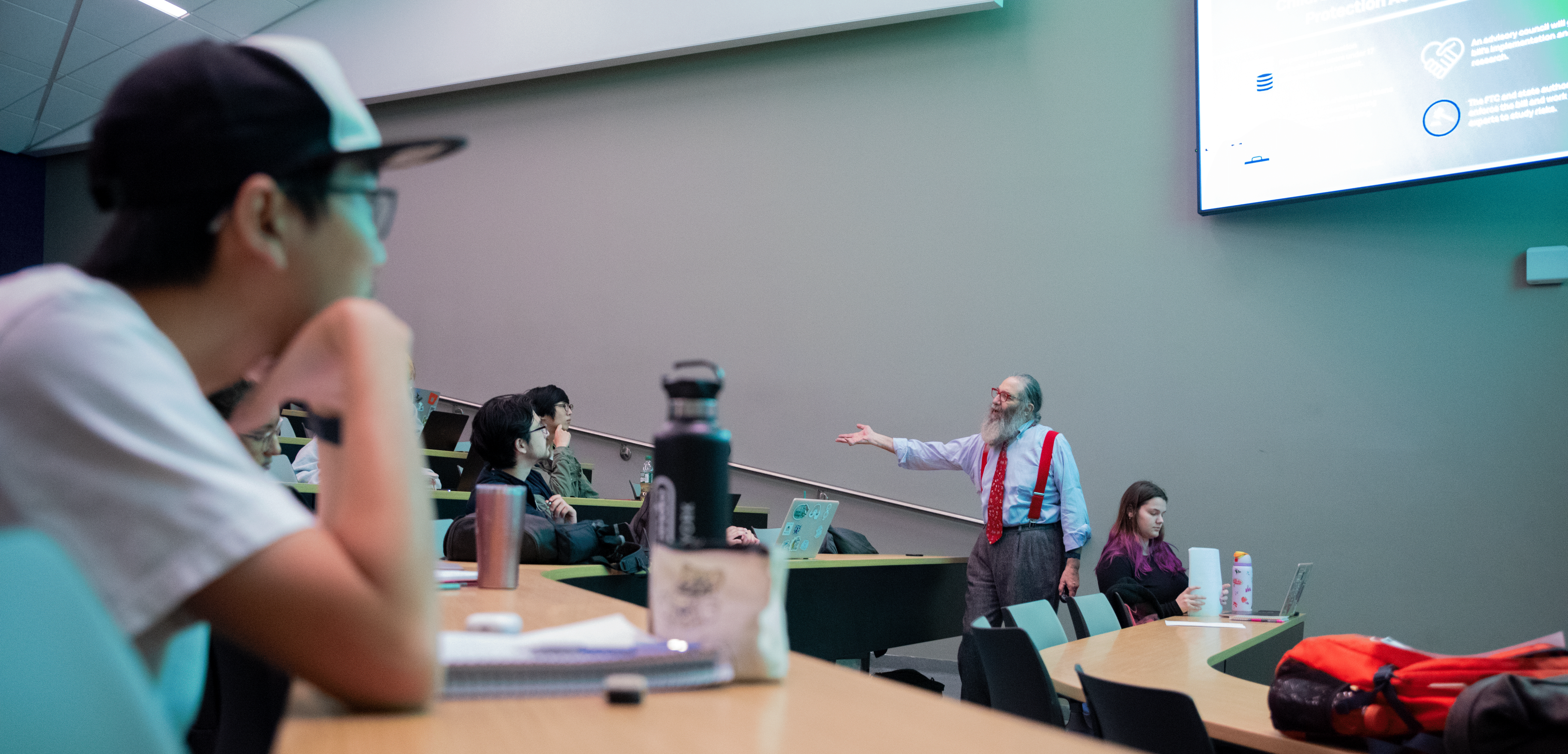 Professor Jonathan Sanders working with studnets in a journalism class at the Javitz Lecture Center at Stony Brook University. Professor Jonathan Sanders working with studnets in a journalism class at the Javitz Lecture Center at Stony Brook University.
